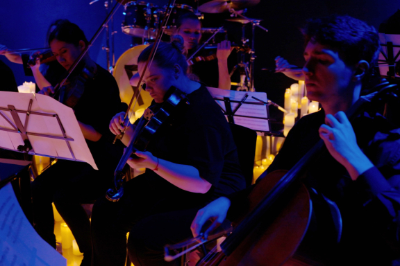 &Ocy;&rcy;&kcy;&iecy;&scy;&tcy;&rcy; CAGMO - &Scy;&icy;&mcy;&fcy;&ocy;&ncy;&icy;&yacy; Queen &pcy;&rcy;&icy; &scy;&vcy;&iecy;&chcy;&acy;&khcy; - &Vcy;&ocy;&lcy;&zhcy;&scy;&kcy;&icy;&jcy;